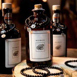 MOORGIN - Gin aus Kolbermoor mit Edelstein-Armbändern