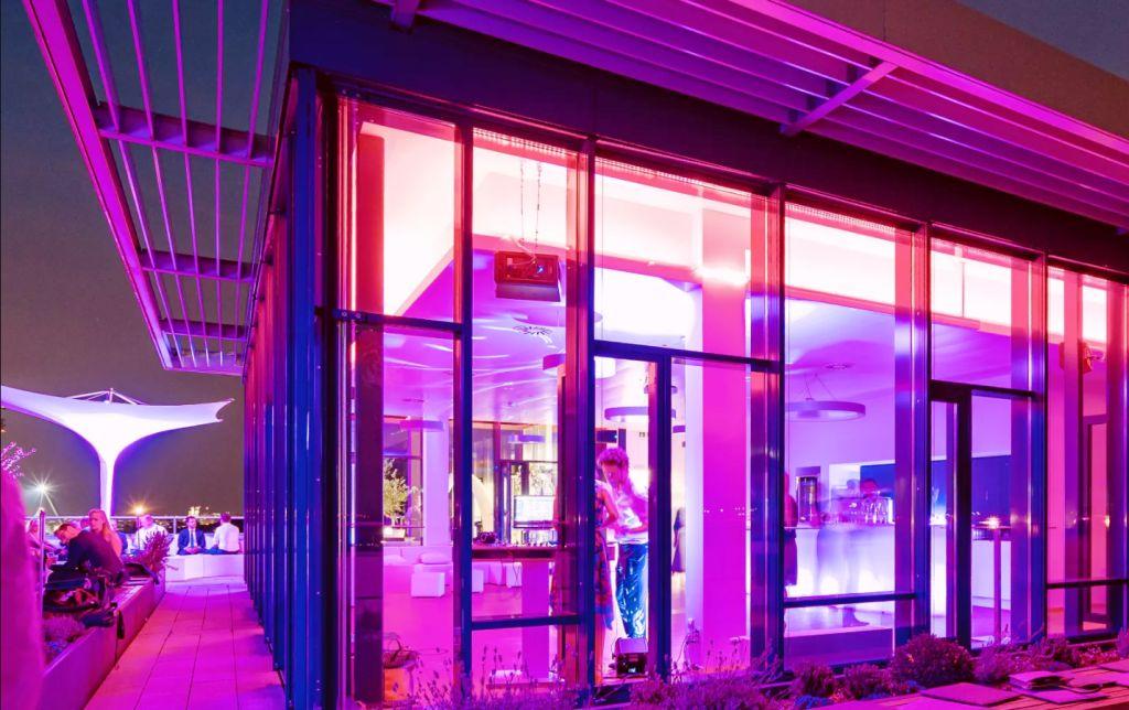 MOORDESTILLERIE exklusive Firmenevents München Rooftop Bar außen pink