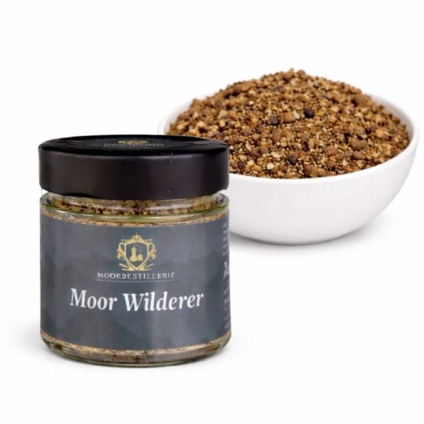 MOORDESTILLERIE MOOR Wilderer Gewürzsalz im Glas mit Gewürz im Hintergrund klein